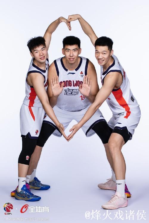 广州男篮社媒分享新赛季球队定妆照：新赛季各式各样的组合